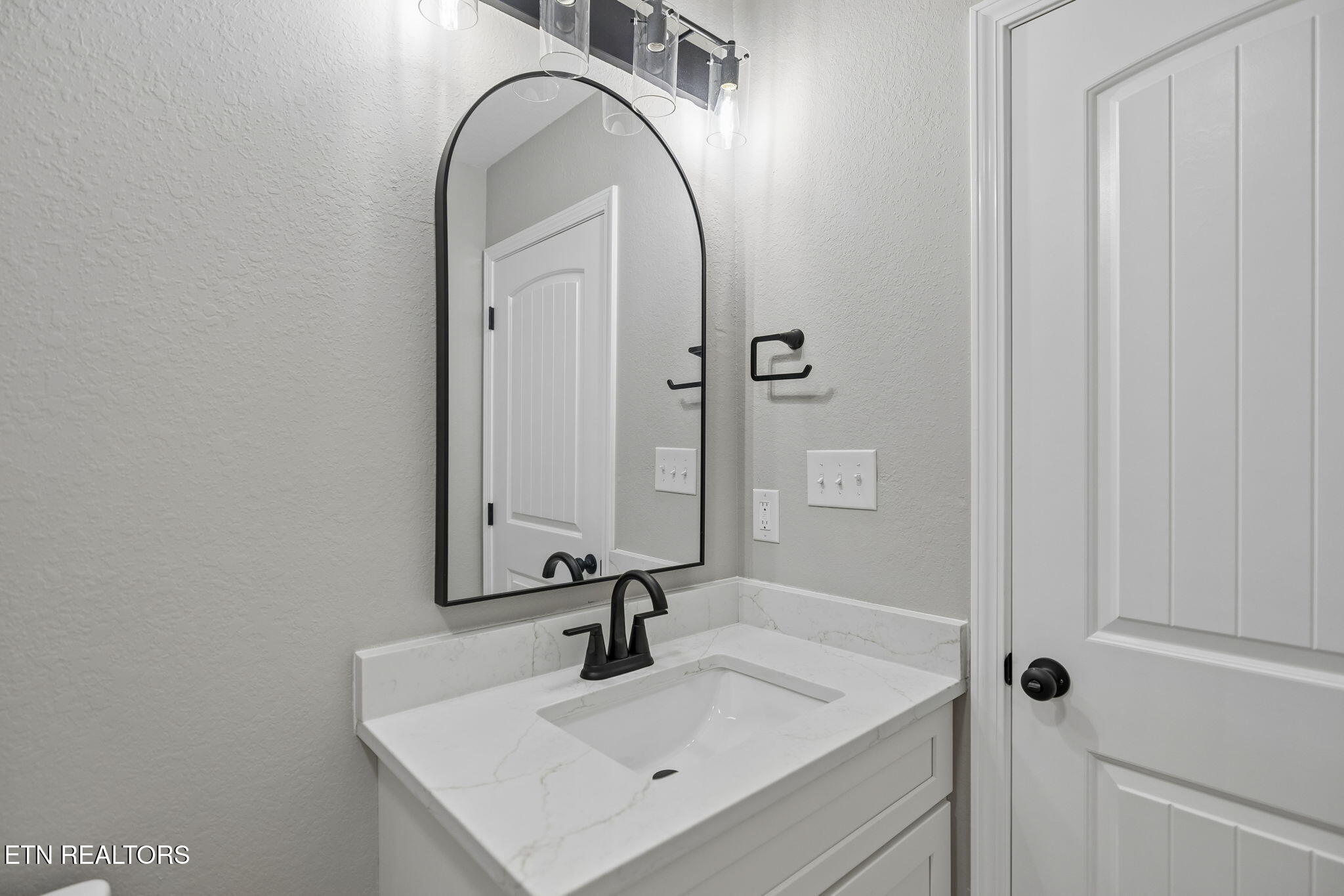 802 Johnson Road Maryville, TN 37804 - Photo 27 of 43 Vanity in hall bath