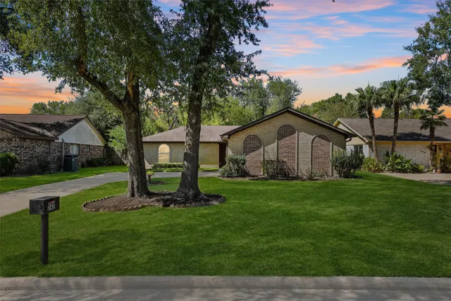a view of a house with backyard and garden