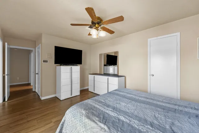 a view of a back yard