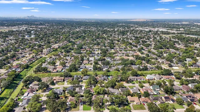 a view of a house with backyard and garden
