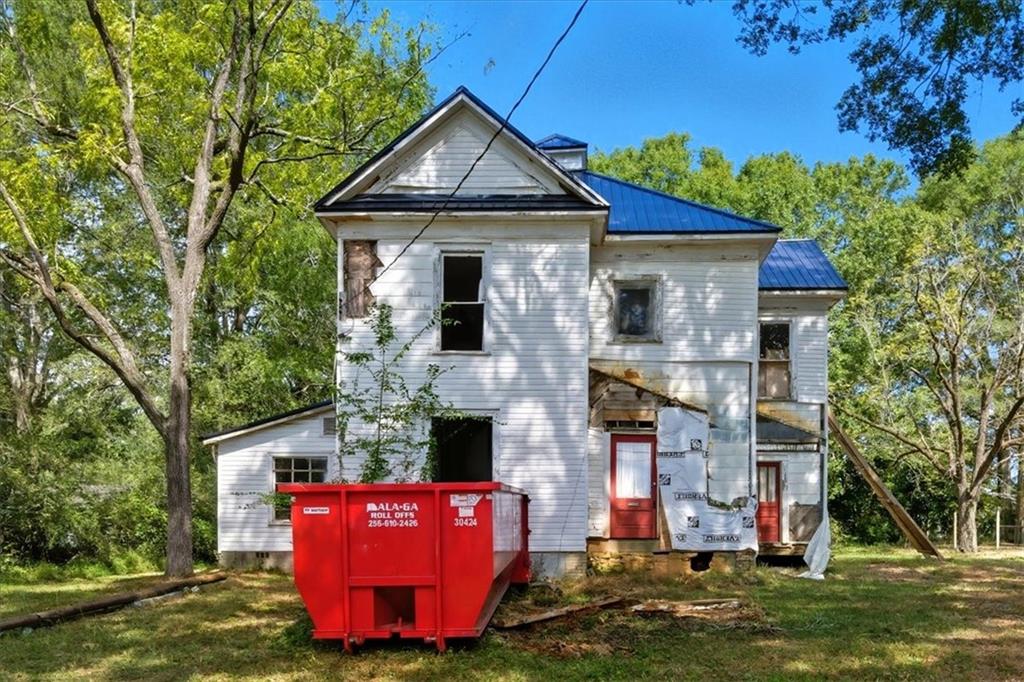 a front view of house with yard