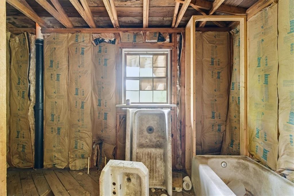 111 Bryan Street West Bremen, GA 30110 - Photo 20 of 32 a bathroom with a tub a sink and glass door shower