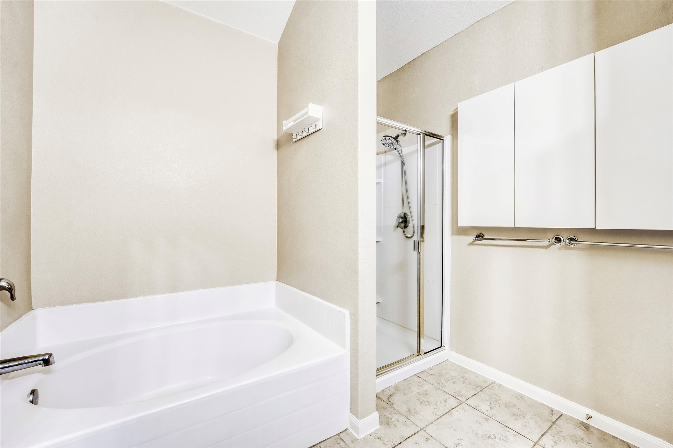 19621 Woodrow Wilson Street Manor, TX 78653 - Photo 16 of 34 a bathroom with a bathtub