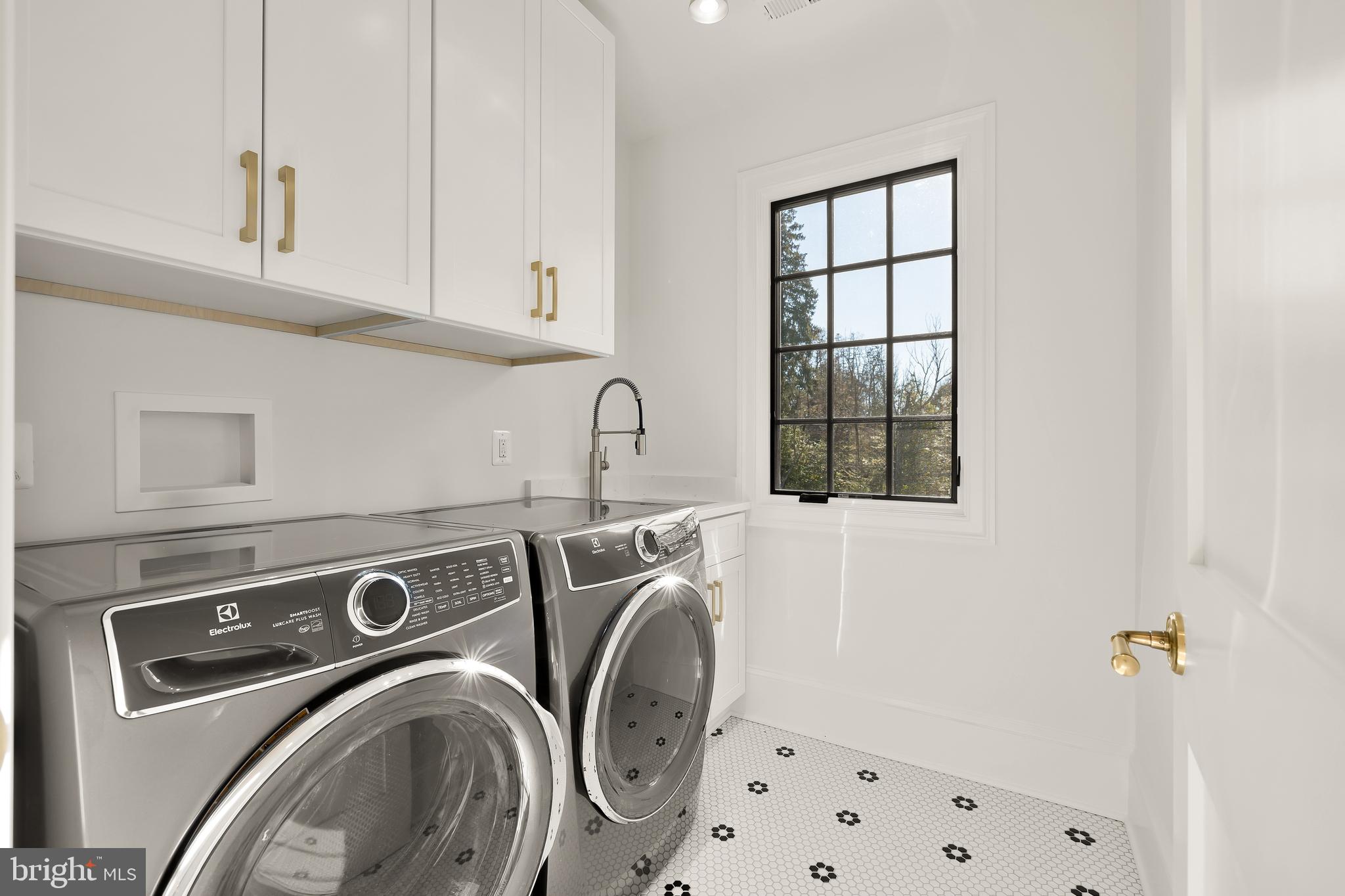 7611 Fairfax Road Bethesda, MD 20814 - Photo 36 of 44 a utility room with dryer and washer