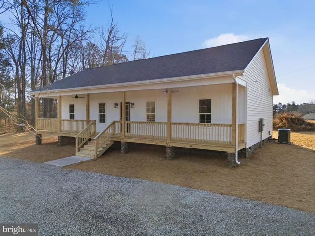 a view of a house with backyard and a tree