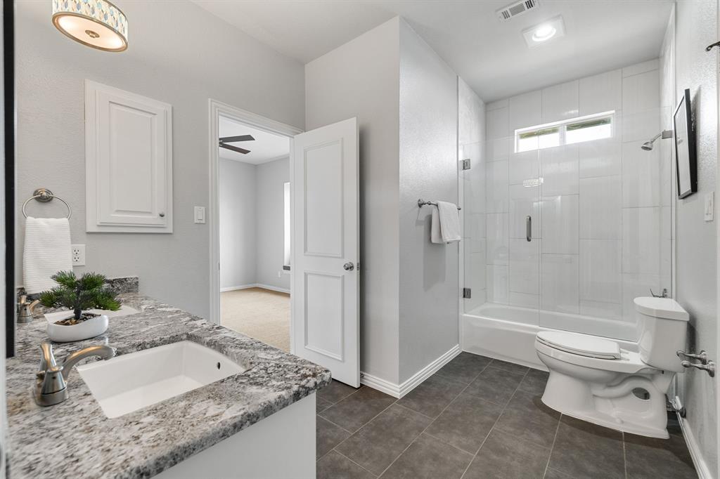 4512 Banyon Lane Dallas, TX 75287 - Photo 32 of 40 4512 Banyan Ln-Tall tub/shower by Fang Underhill