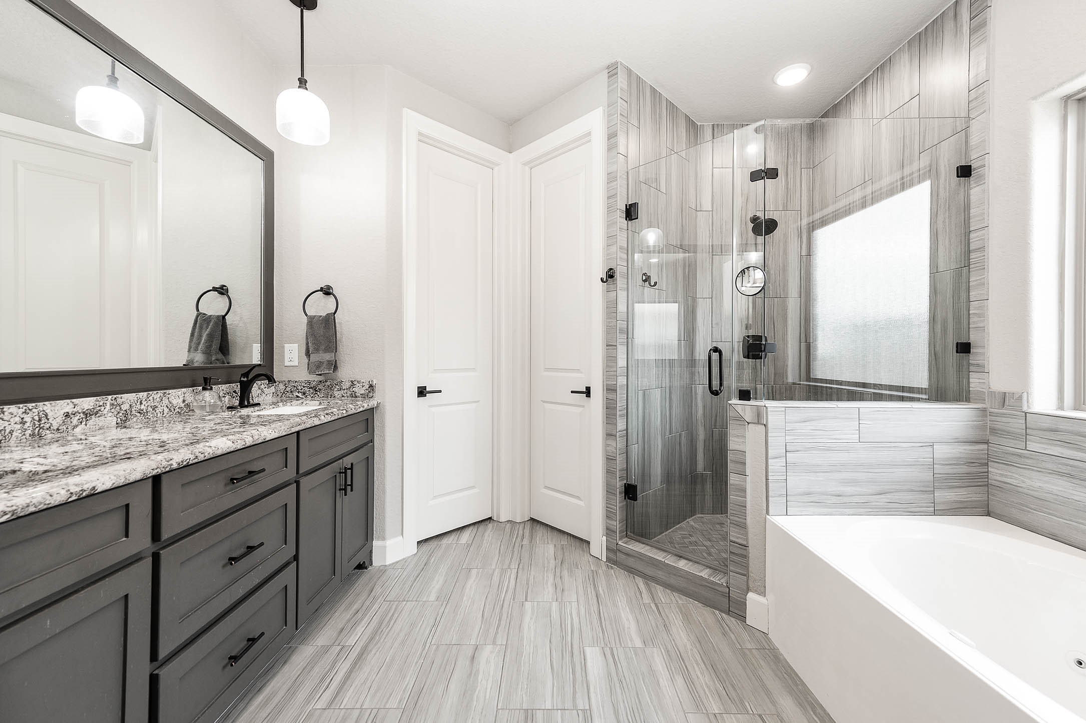 720 Rustic Oaks Drive Angleton, TX 77515 - Photo 16 of 35 Primary Bathroom