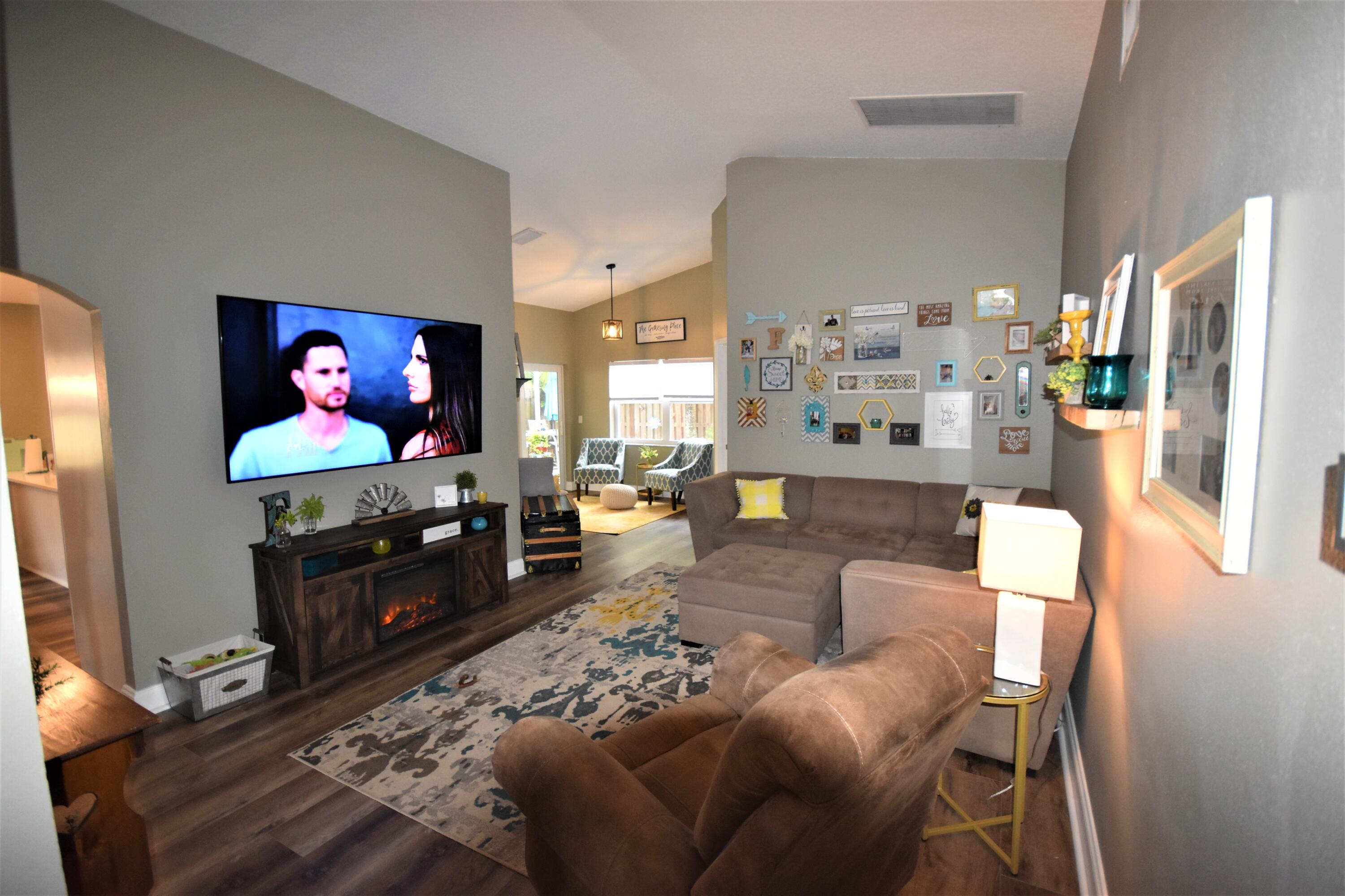 10709 Lake Jasmine Drive Boca Raton, FL 33498 - Photo 3 of 23 Living Room