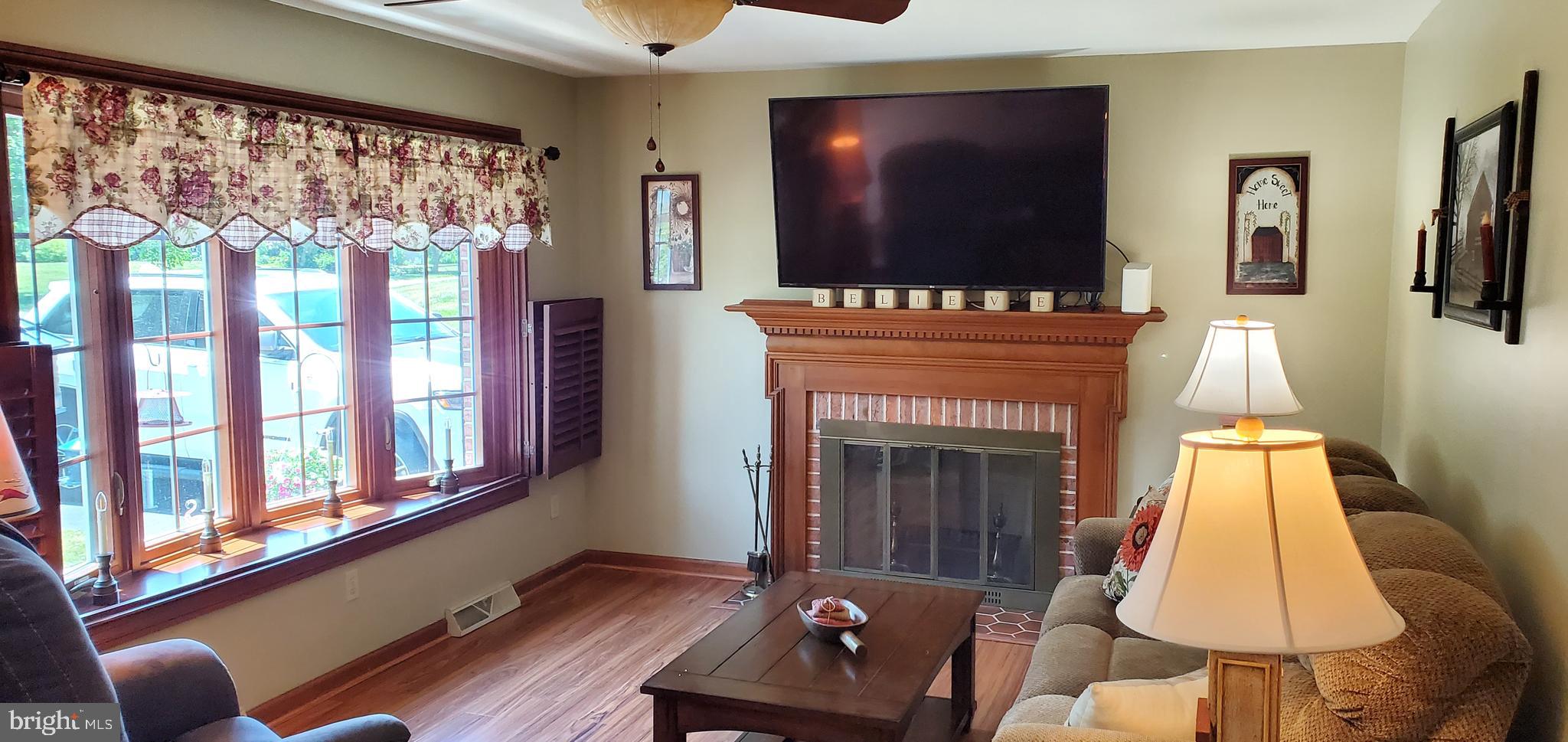 1505 Robin Road Coatesville, PA 19320 - Photo 3 of 31 LR w/FP & TV