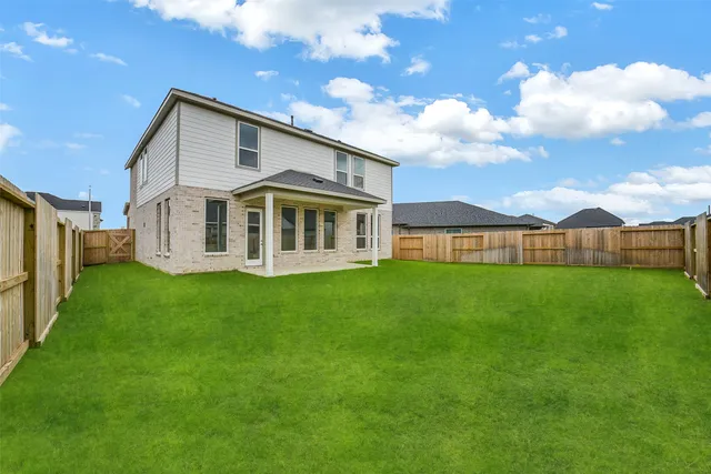 a view of an house with backyard and garden