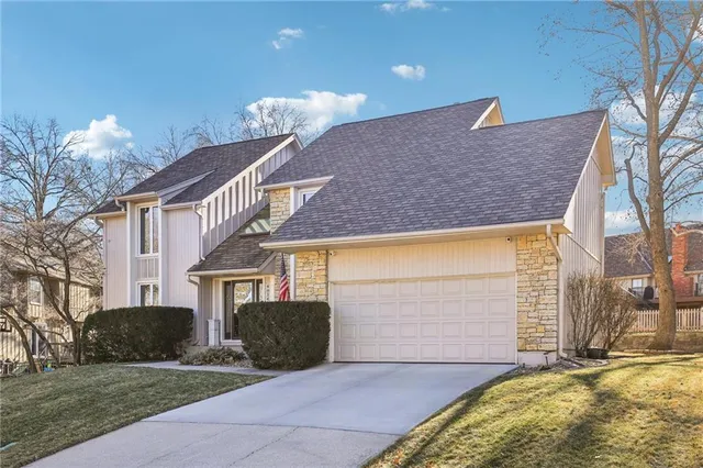$499,500 | 4014 Northeast Woodridge Drive, Lee's Summit, MO 64064