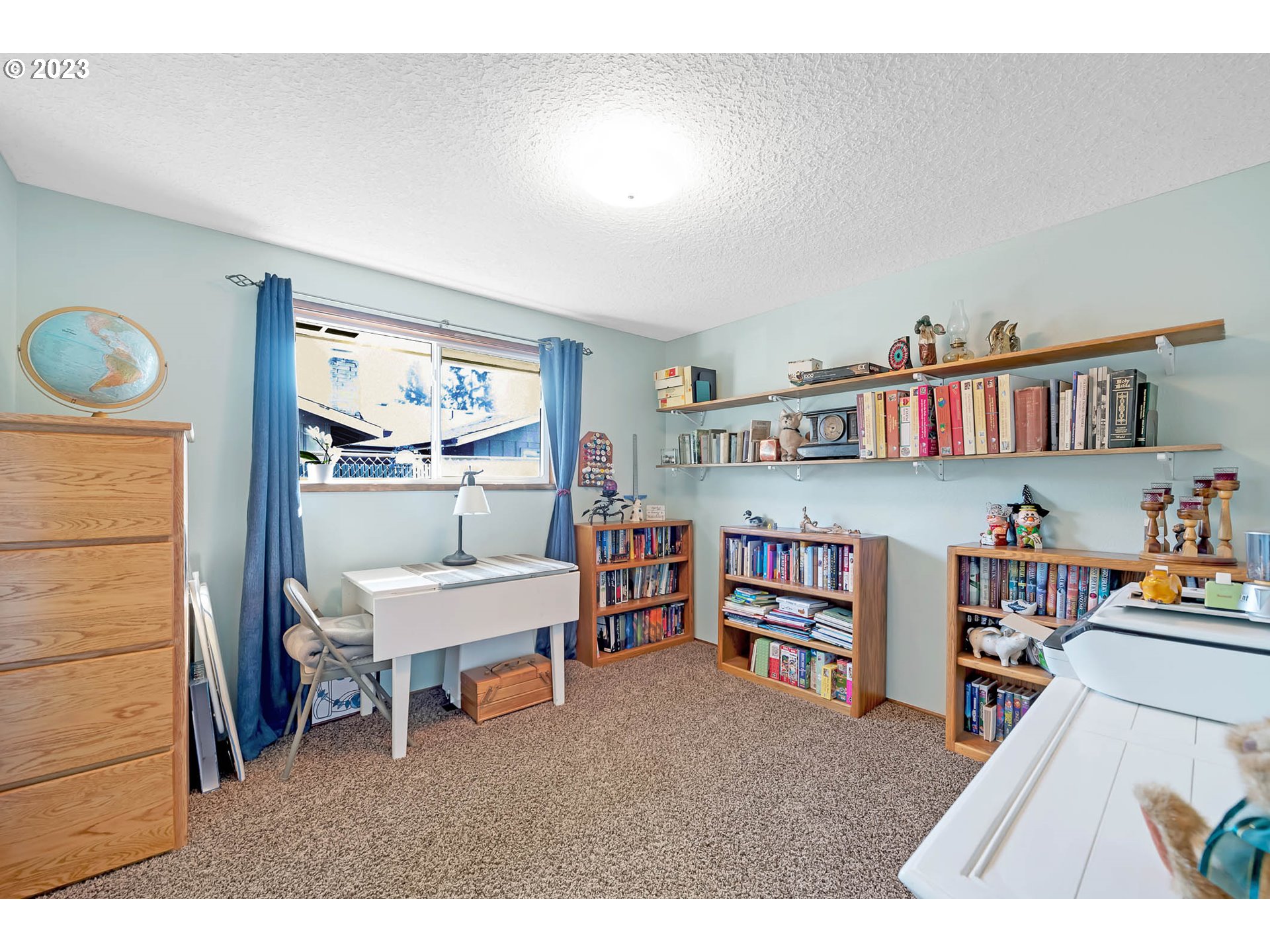 576 67th Street Springfield, OR 97478 - Photo 21 of 32 a room with furniture and a book shelf