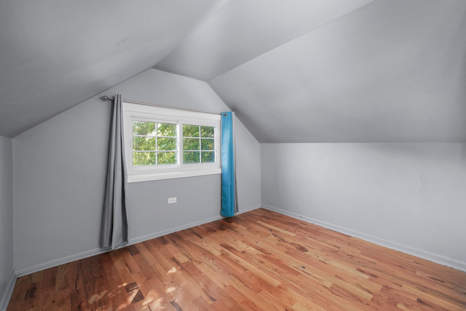 5648 Hawthorne Avenue Berkeley, IL 60163 - Photo 20 of 25 a view of a big room with wooden floor and windows