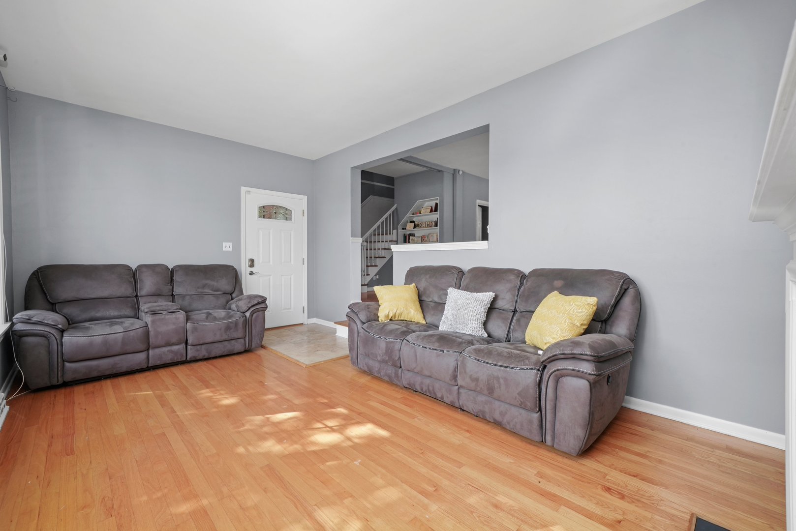 5648 Hawthorne Avenue Berkeley, IL 60163 - Photo 4 of 25 a living room with furniture and a wooden floor