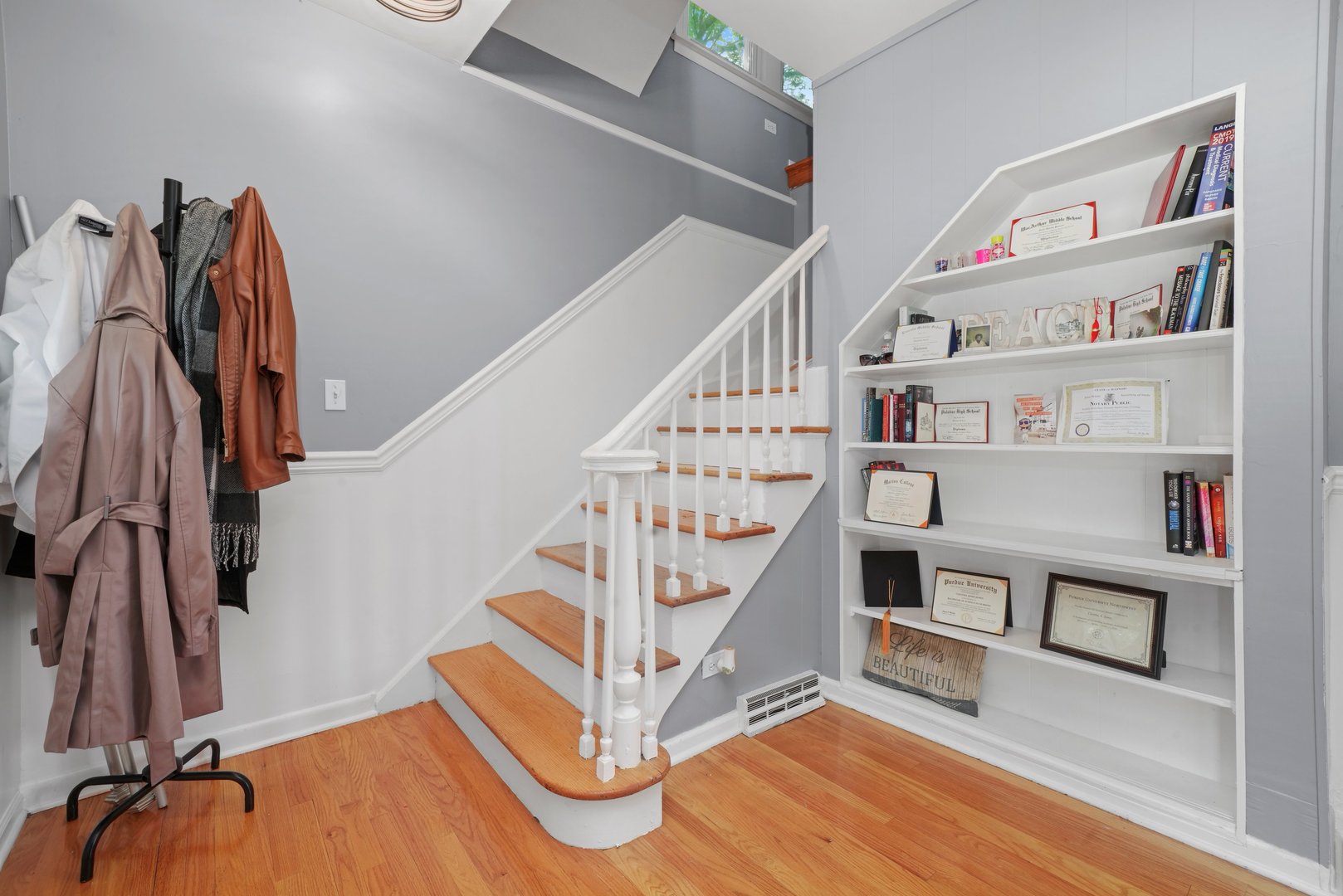 5648 Hawthorne Avenue Berkeley, IL 60163 - Photo 6 of 25 a view of entryway with an empty room