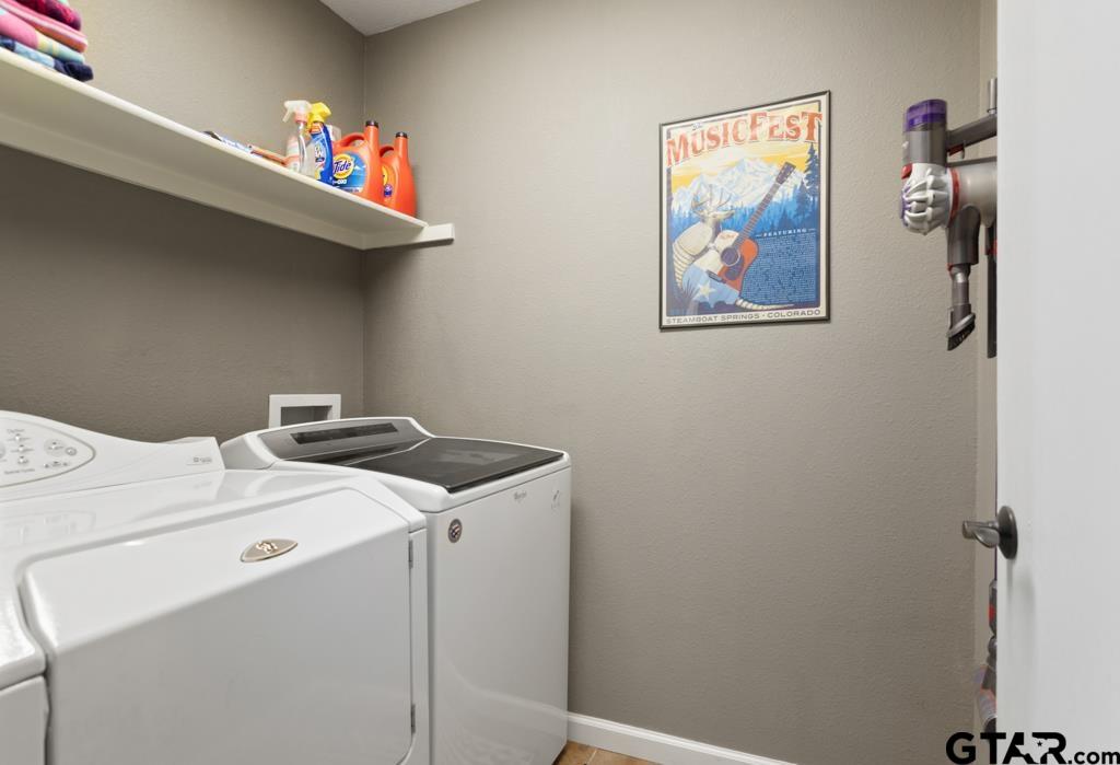 600 Frederick Circle Flint, TX 75762 - Photo 26 of 32 a utility room with dryer and washer