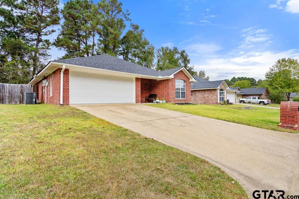 600 Frederick Circle Flint, TX 75762 - Photo 5 of 32 a front view of a house with a yard and garage