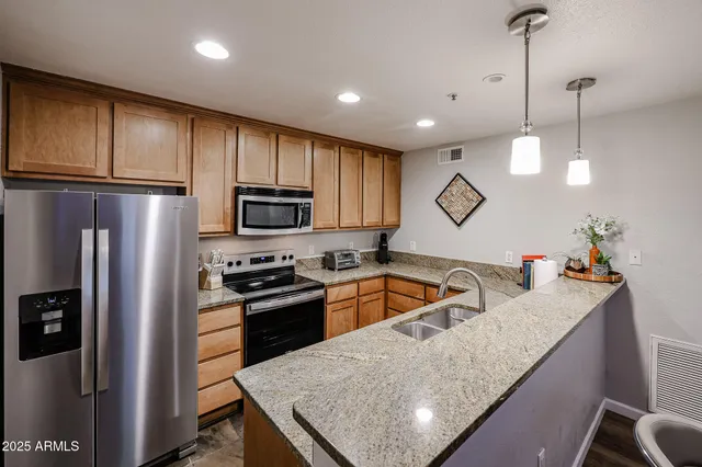 $2,195 | 4704 East Paradise Village Parkway North, Unit 144, Phoenix, AZ 85032