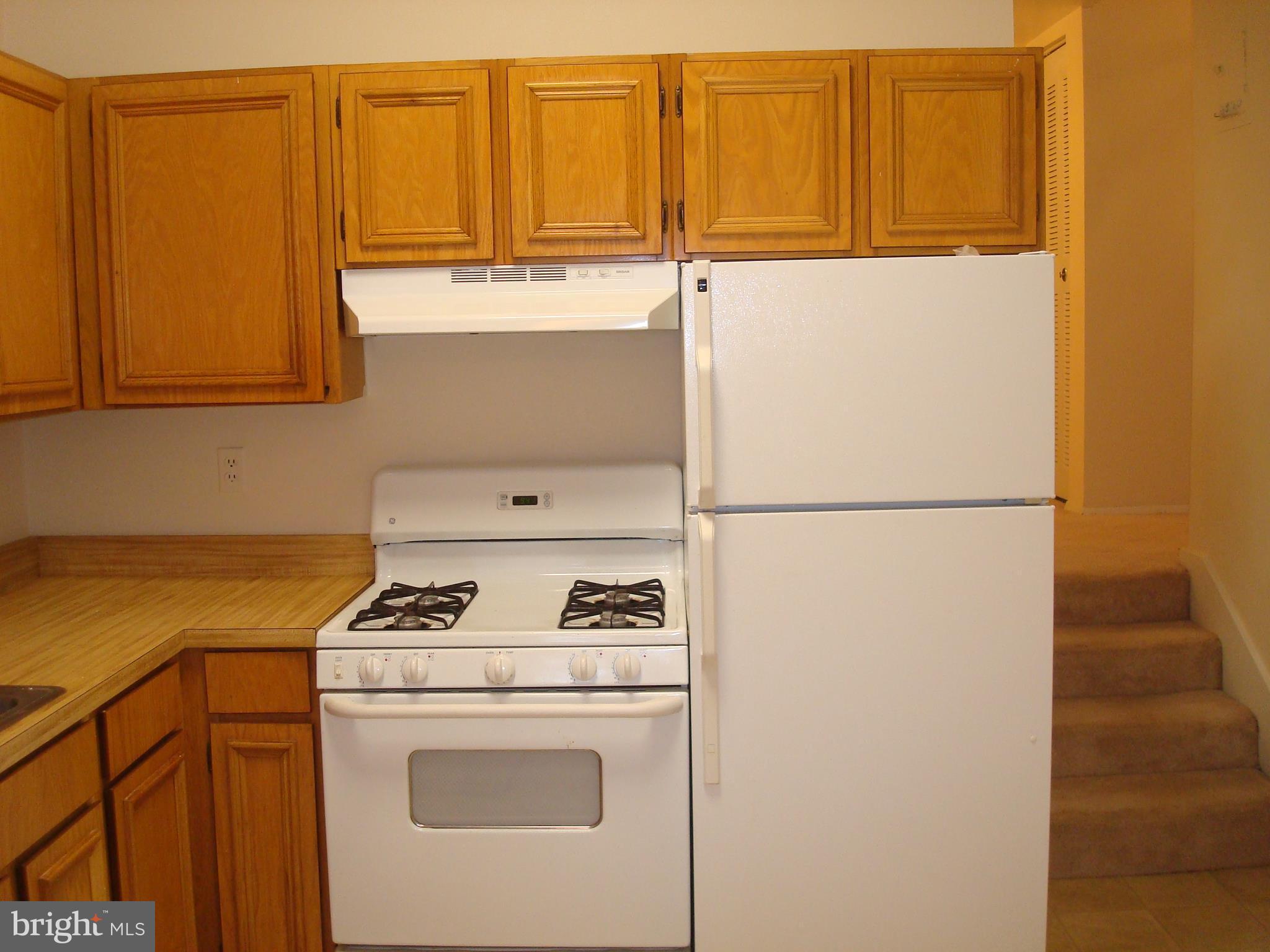 18612 Walkers Choice Road, Unit 2 Gaithersburg, MD 20886 - Photo 10 of 26 New dishwaser, range hood & LED light