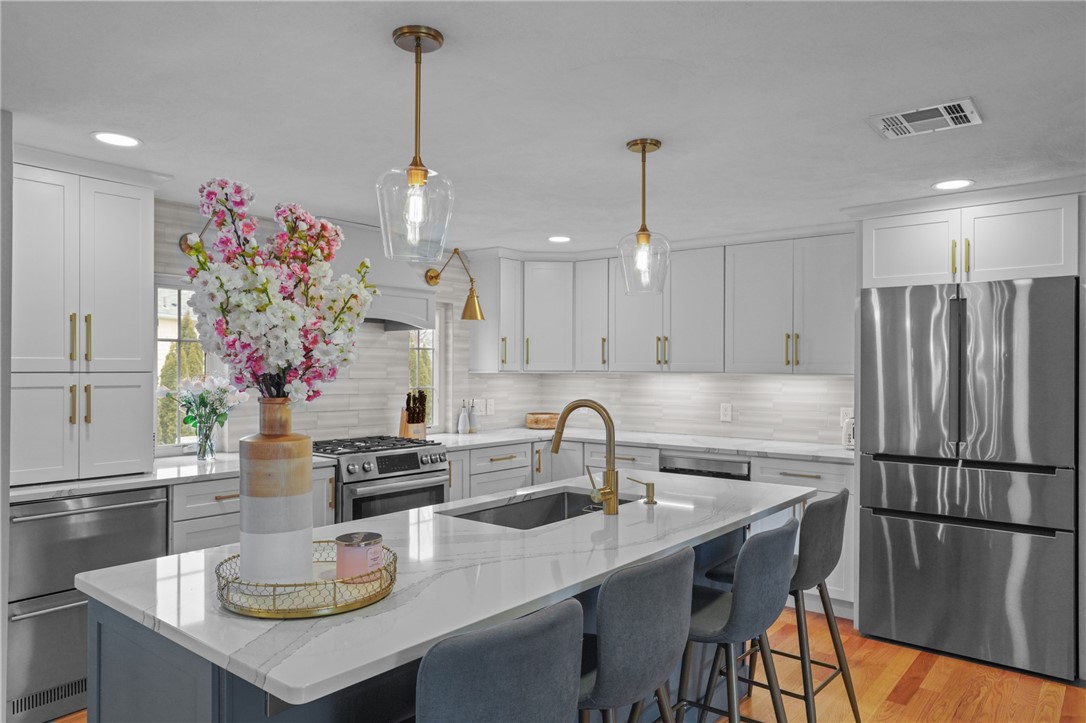 136 Honeysuckle Road Warwick, RI 02888 - Photo 5 of 50