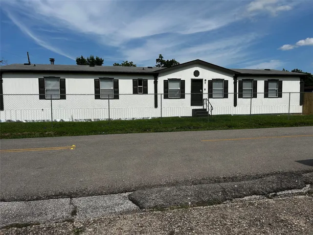 $2,150 | 219 Blinkin Avenue, Crosby, TX 77532