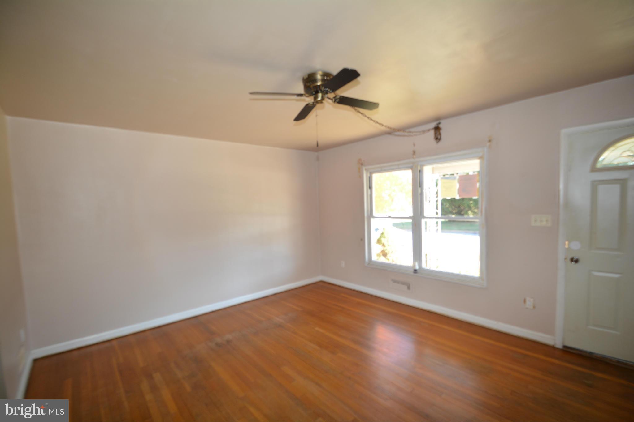 1004 Craftswood Road Catonsville, MD 21228 - Photo 9 of 19 Living Room