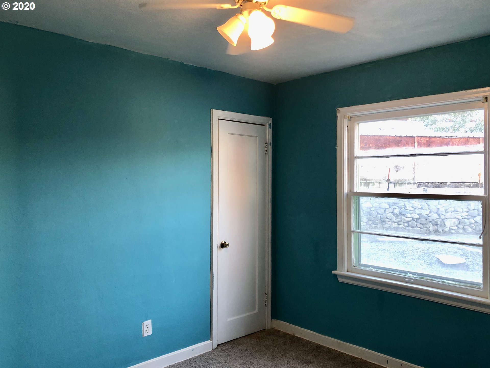 607 Southwest 10th Street Pendleton, OR 97801 - Photo 8 of 15 a view of an empty room with a window