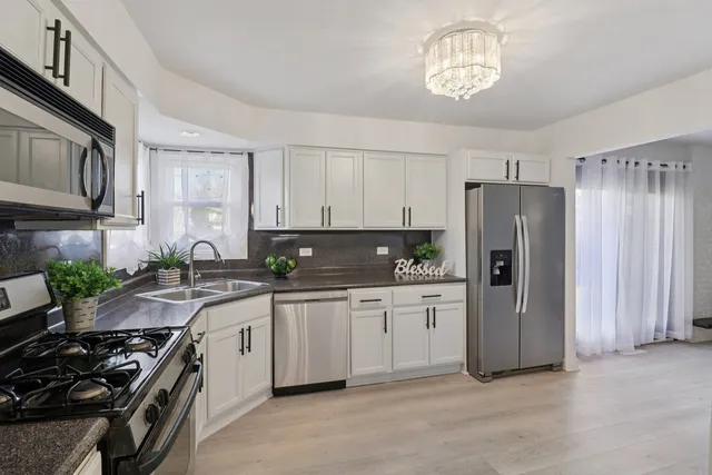 $394,900 | 17005 Thackery Street, Oak Forest, IL 60452