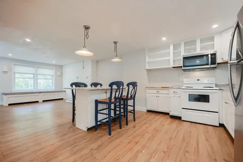 $3,200 | 115 Green Street, Unit A, Marblehead, MA 01945