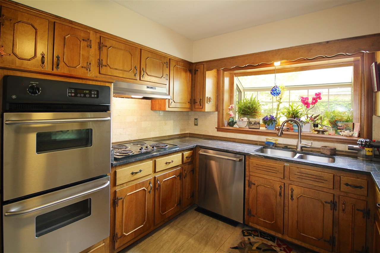 916 Park Valley Road Memphis, TN 38119 - Photo 18 of 23 Stainless double oven - next to that is the large walk in pantry, laundry room and 1/2 bath