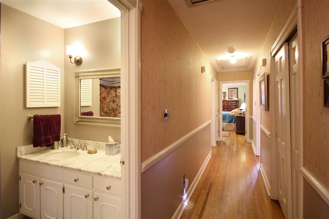 916 Park Valley Road Memphis, TN 38119 - Photo 20 of 23 3 closest in the hall great for storage!