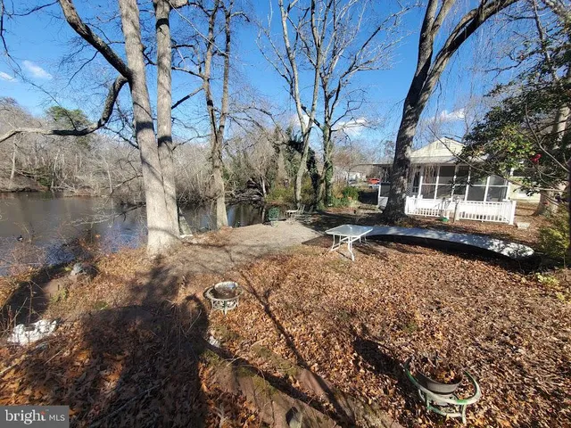 a view of a yard with a house