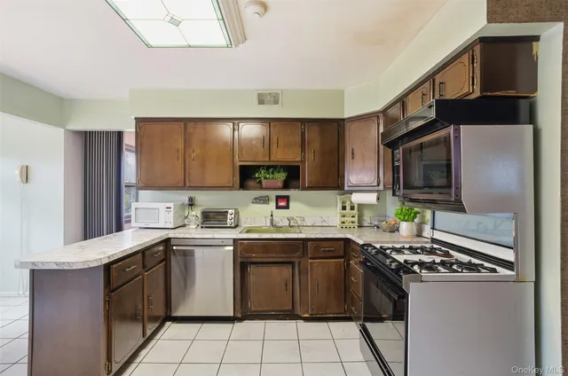 $749,000 | 7 Helaine Court, Orangeburg, NY 10962