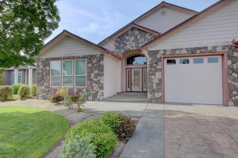 1007 Pumpkin Ridge Eagle Point, OR 97524 - Photo 2 of 34 Gallery Image 2