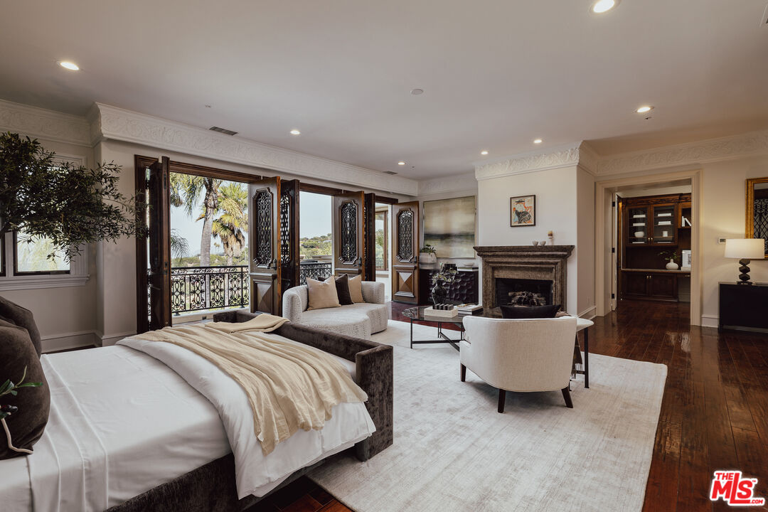 3364 Clerendon Road Beverly Hills, CA 90210 - Photo 18 of 33 a bedroom with a large bed and a couch