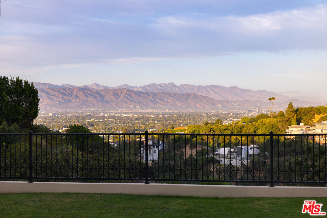 3364 Clerendon Road Beverly Hills, CA 90210 - Photo 28 of 33 a view of a mountain