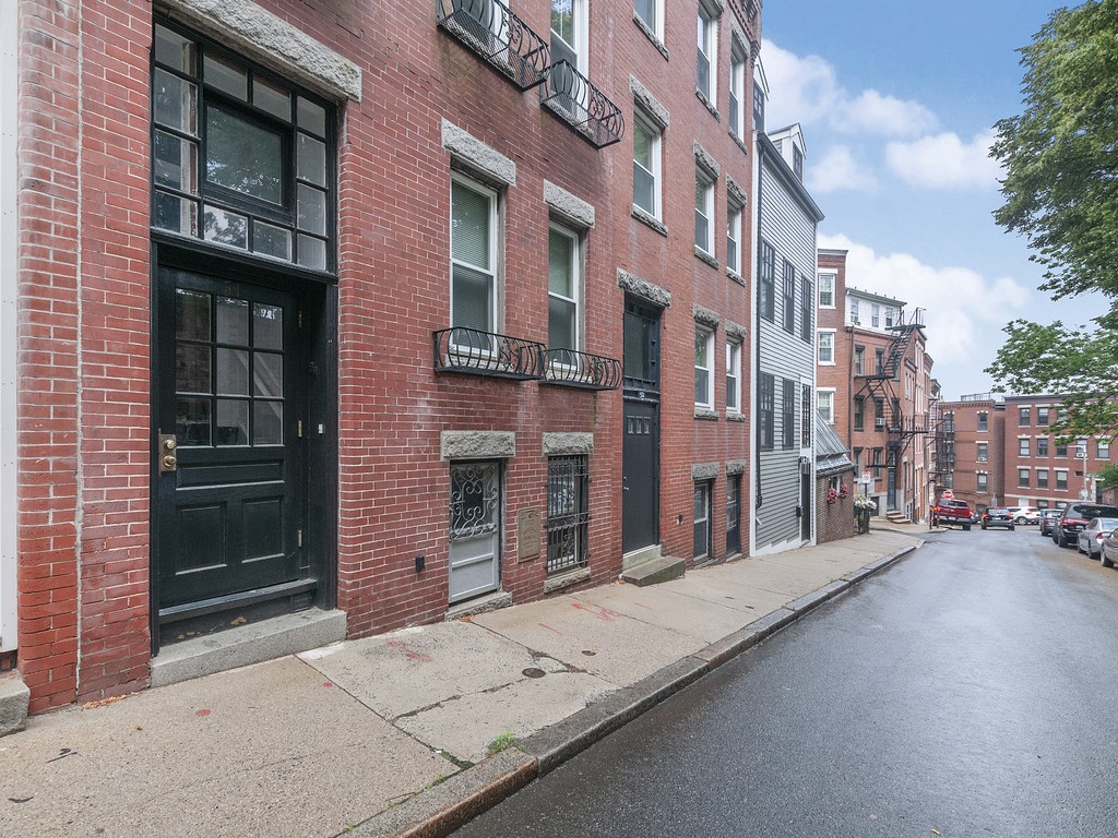 51 Snow Hill Street, Unit 2 Boston, MA 02113 - Photo 2 of 16
