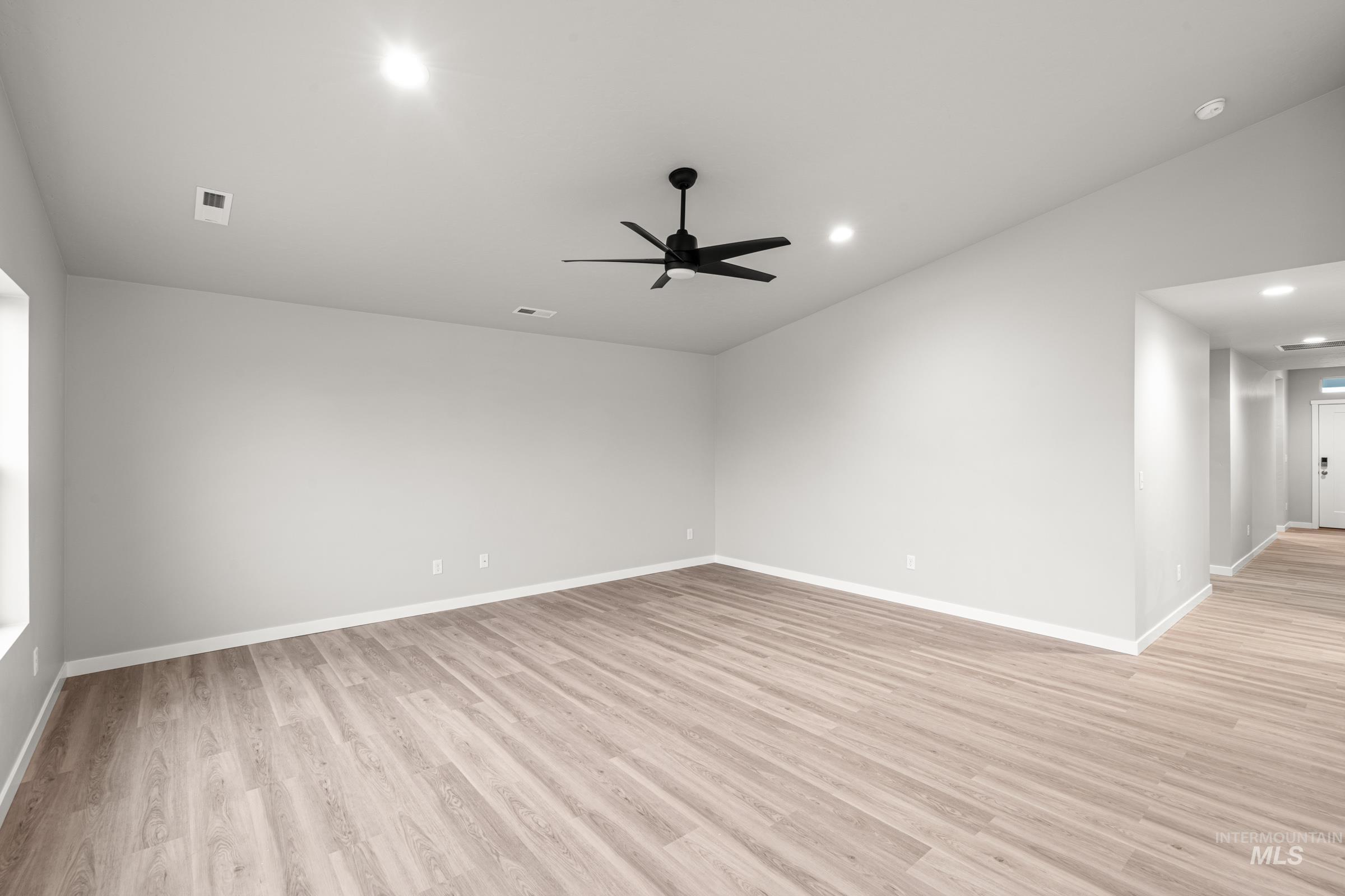 924 Northeast Trailridge Court Mountain Home, ID 83647 - Photo 8 of 21 Unfurnished room featuring a ceiling fan, light wood-style floors, recessed lighting, and lofted ceiling