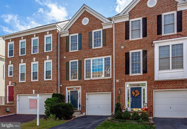 $2,850 | 25242 Dunvegan Square, Chantilly, VA 20152
