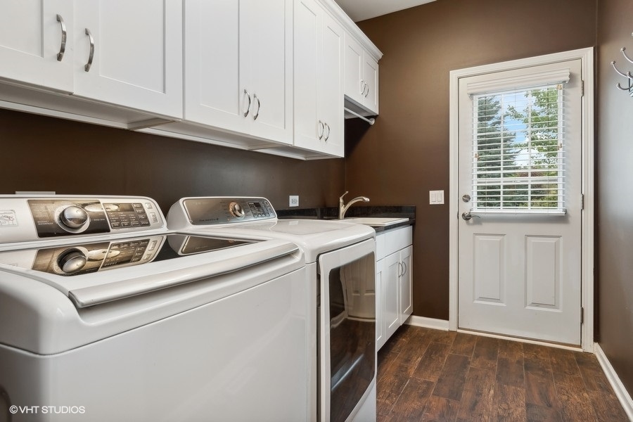 3179 Kingbird Lane Naperville, IL 60564 - Photo 32 of 52 a utility room with dryer and washer