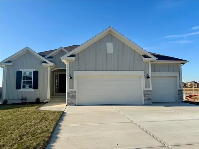 $619,900 | 9810 North Laurel Avenue, Kansas City, MO 64157