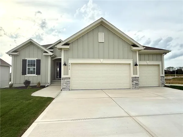 $619,900 | 9810 North Laurel Avenue, Kansas City, MO 64157