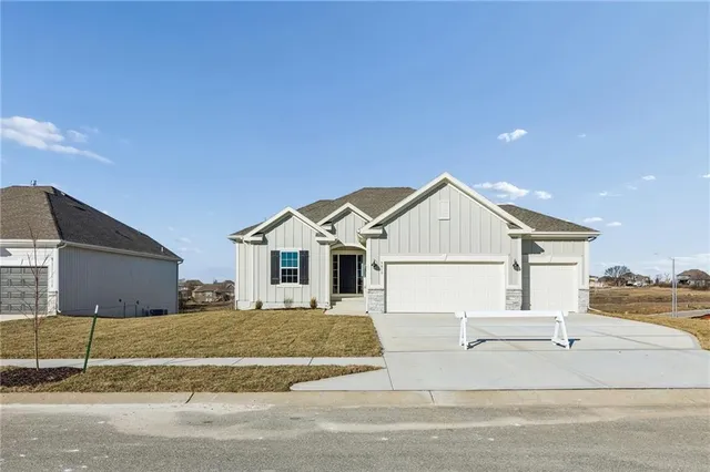 $619,900 | 9810 North Laurel Avenue, Kansas City, MO 64157