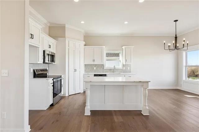 $619,900 | 9810 North Laurel Avenue, Kansas City, MO 64157