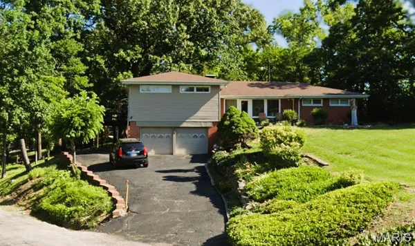 $339,000 | 300 Carson Drive, Belleville, IL 62223