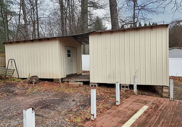 a view of a house with backyard