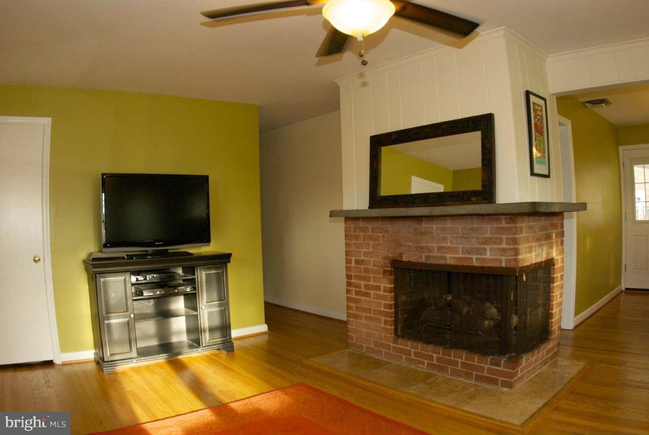 4109 Sideburn Road Fairfax, VA 22030 - Photo 8 of 18 Living Room