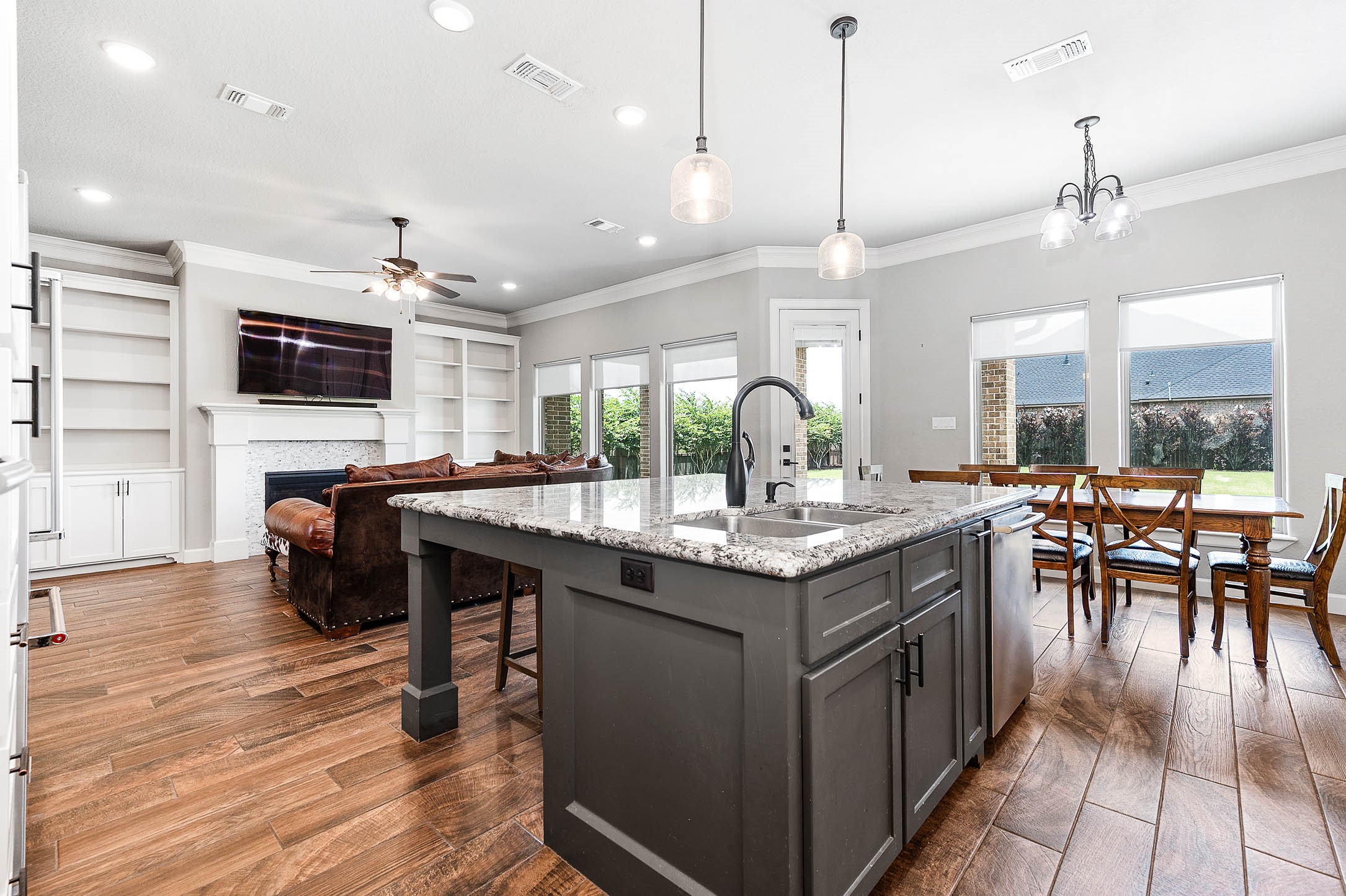 720 Rustic Oaks Drive Angleton, TX 77515 - Photo 3 of 35
