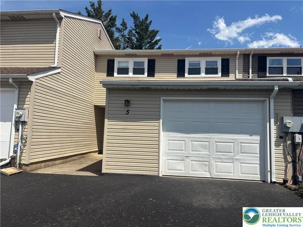 $2,300 | 5 Stonewood Place, Catasauqua, PA 18032