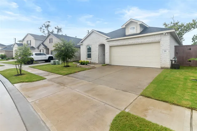 $269,800 | 214 Water Grass Trail, Clute, TX 77531